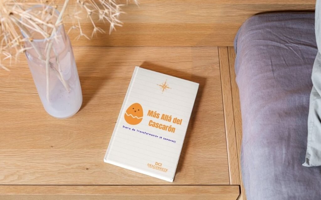 portada del libro más allá del cascarón – diario de transformación de 6 semanas con ejercicios prácticos de crecimiento personal y audios exclusivos